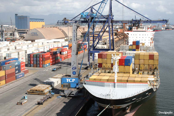 Porto de Santos registra movimento recorde sem congestionamentos